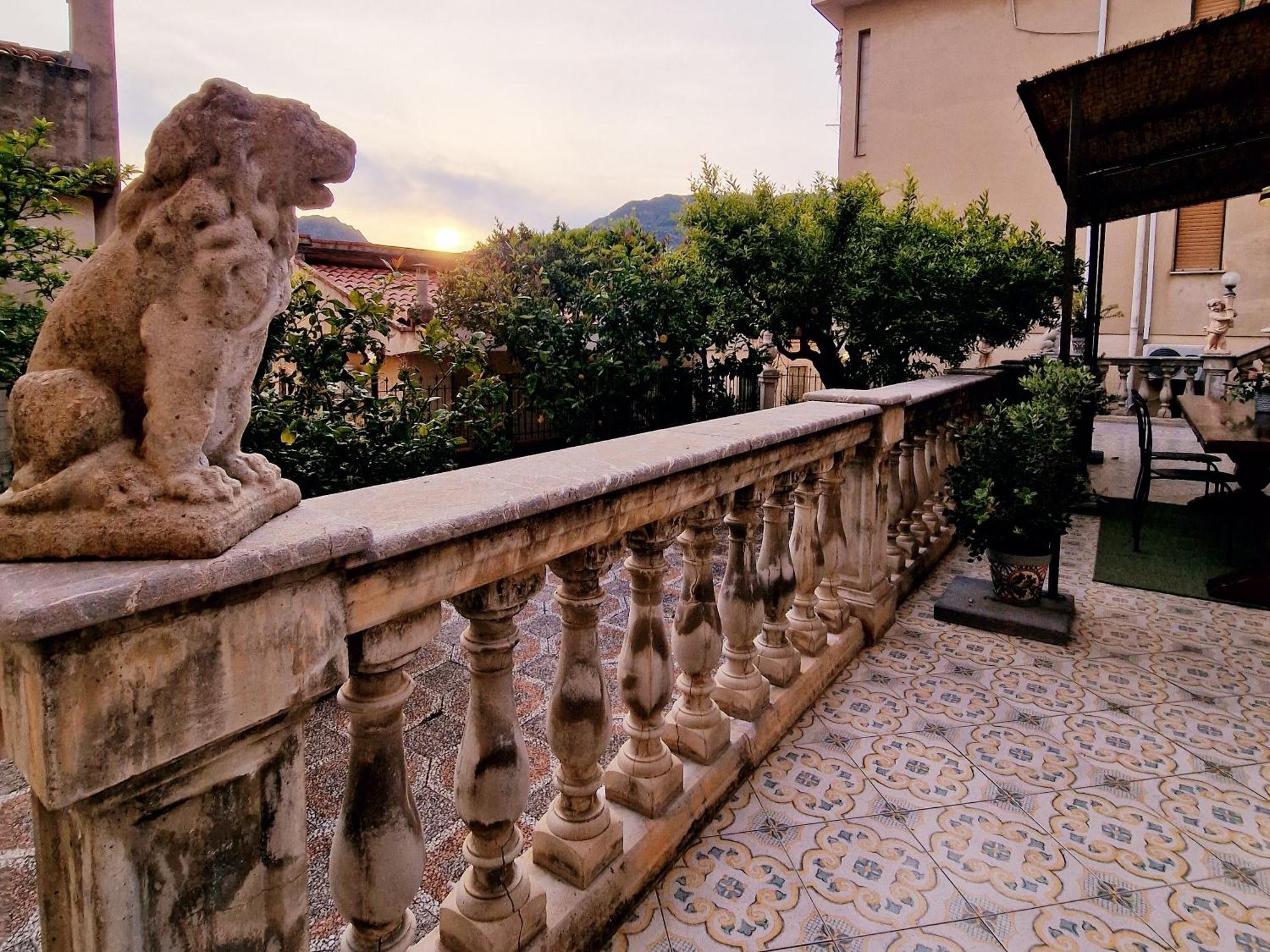 Donna Rosa - Your In Taormina