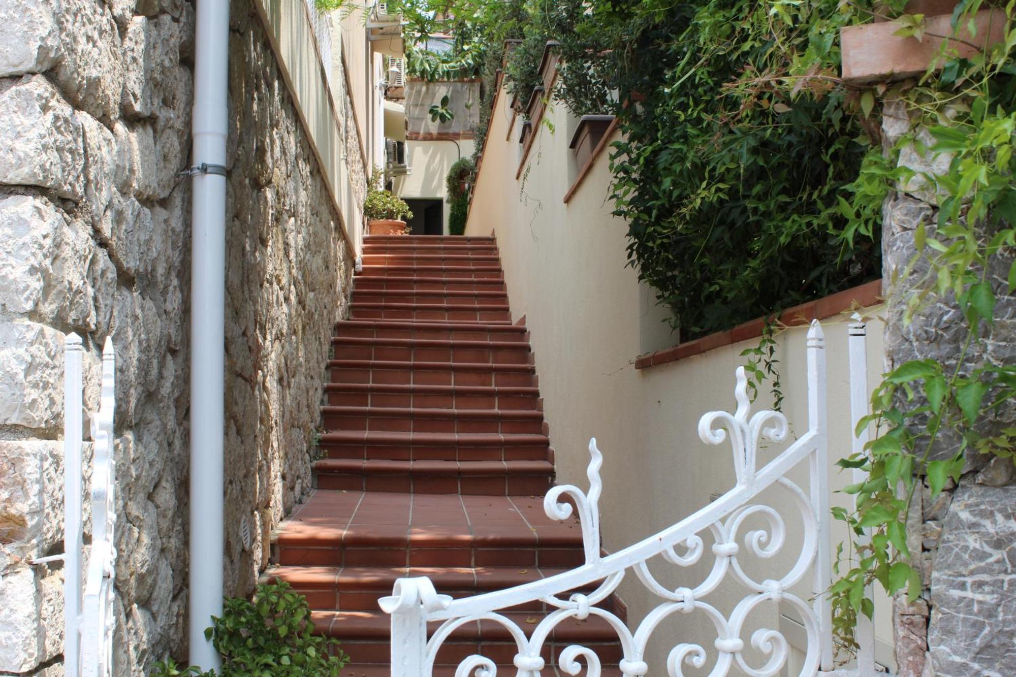 Donna Rosa - Your In Taormina