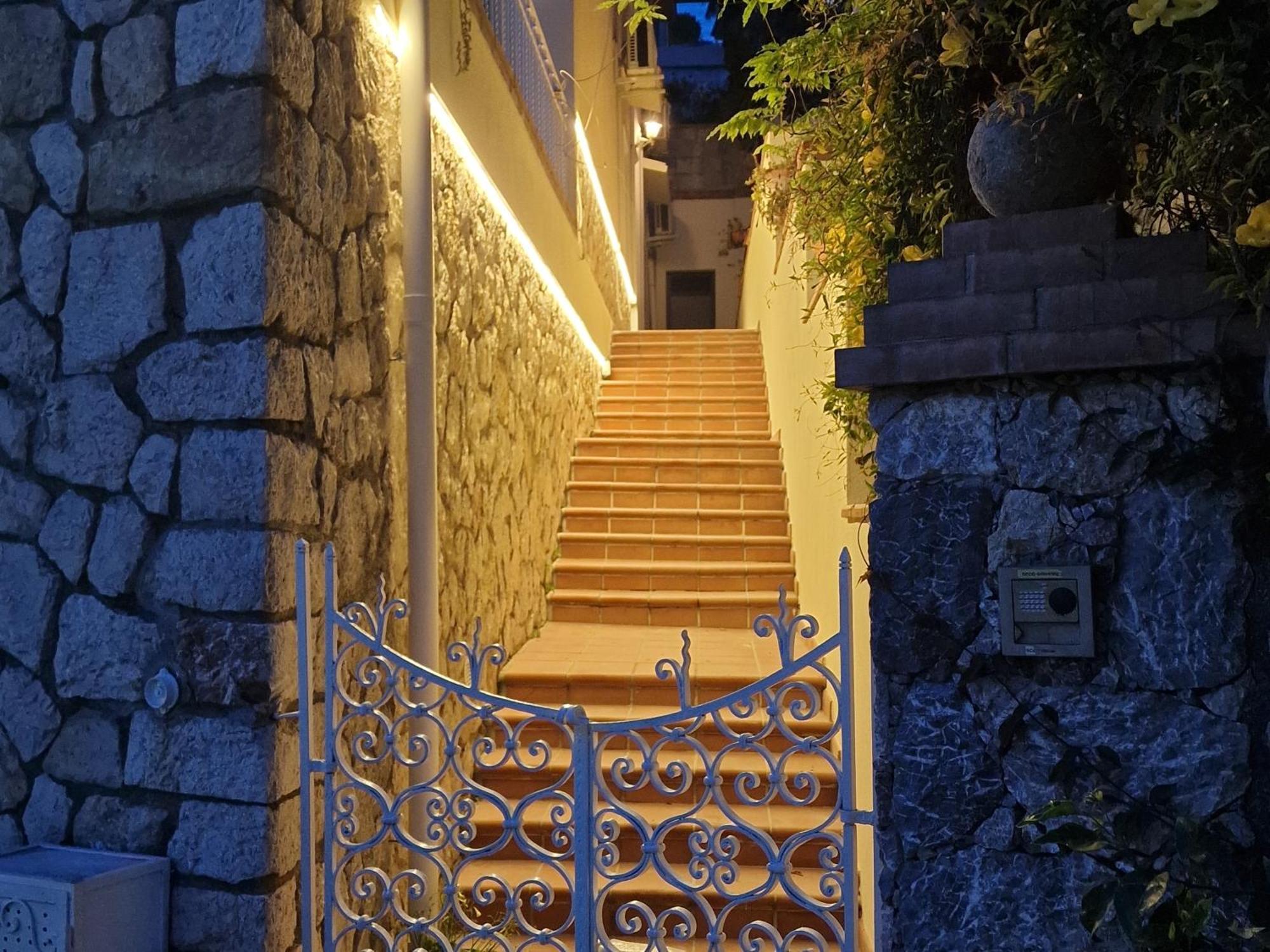 Donna Rosa - Your In Taormina