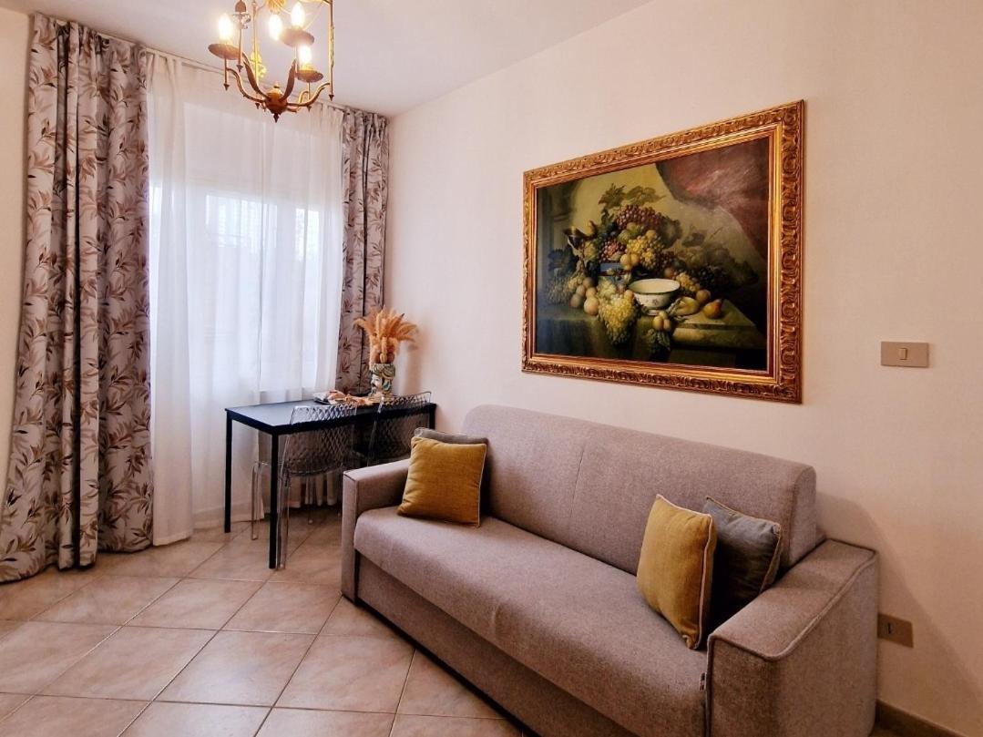 Donna Rosa - Your In Taormina