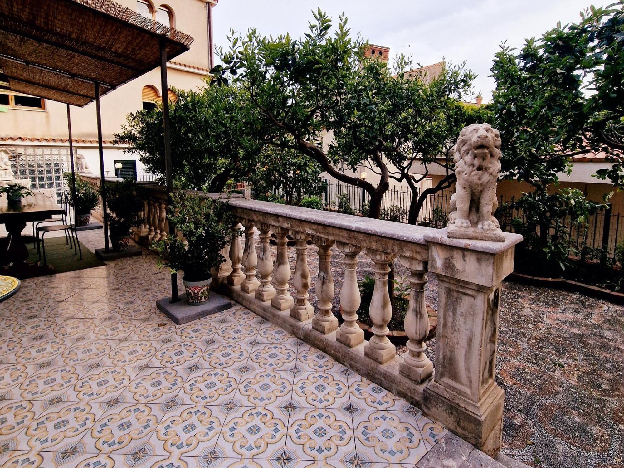 Donna Rosa - Your In Taormina